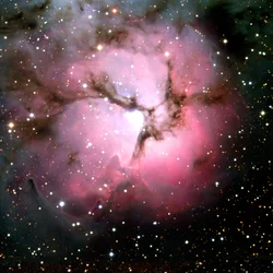 Spitzer-Weltraumteleskop-Kompositvergleich von sichtbarem Licht und Infrarotansichten des leuchtenden Trifid-Nebels, einer riesigen sternbildenden Gas- und Staubwolke im Sternbild Schütze. NASA.